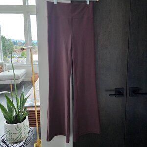 New! Vuori AllTheFeels™ Slim Flare Size Medium